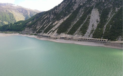 In futuro, la strada statale SS40 che costeggia la riva sinistra del lago sarà spostata di circa 50 metri verso il lago, mentre la pista ciclabile sarà spostata parallelamente ad essa (Foto: ASP/Ufficio pianificazione territoriale e cartografia)