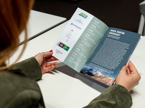 Waale, Almübertriebe, Trockenmauern, Bergsteigen: Bei neun Veranstaltungen können Interessierte, die lebendigen Traditionen des immateriellen Kulturerbes in Südtirol entdecken und aktiv erleben. Im Bild die Veranstaltungsbroschüre. (Foto: LPA/Fabio Brucculeri)