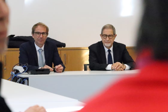 Visita istituzionale nella sede dell'Agenzia per la Protezione civile: il direttore dell'Agenzia Klaus Unterweger (a sinistra) e il ministro  per la Protezione civile Nello Musumeci a colloquio con i rappresentanti dell'Agenzia, delle organizzazioni di volontariato e dei Comuni. (Foto: ASP/Maja Clara)