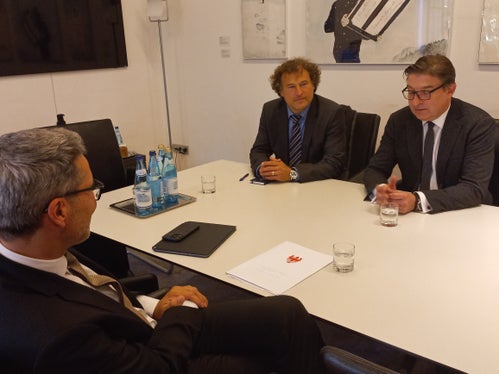 Lo scambio tra il presidente Kompatscher (di spalle) e il console generale Gregor Šuc (a destra), al quale ha preso parte anche il console Golob (a sinistra), è stato incentrato su tutela delle minoranze e riconoscimento dei titoli di studio. (Foto: USP/mdg)