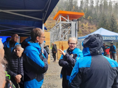 Projektverantwortlicher Rudi Nadalet (Bildmitte) vom Landesamt für Hydrologie und Stauanlagen (Foto: LPA/Maja Clara)