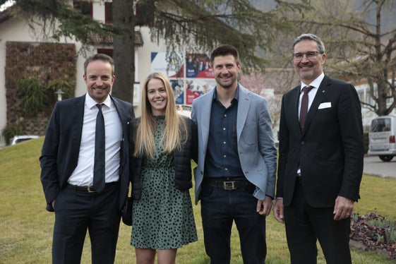 Abschied: Landehauptmann Kompatscher mit den drei Athleten, die in diesem Jahr ihre Wettkampflaufbahn beenden (Foto: LPA/Tiberio Sorvillo)