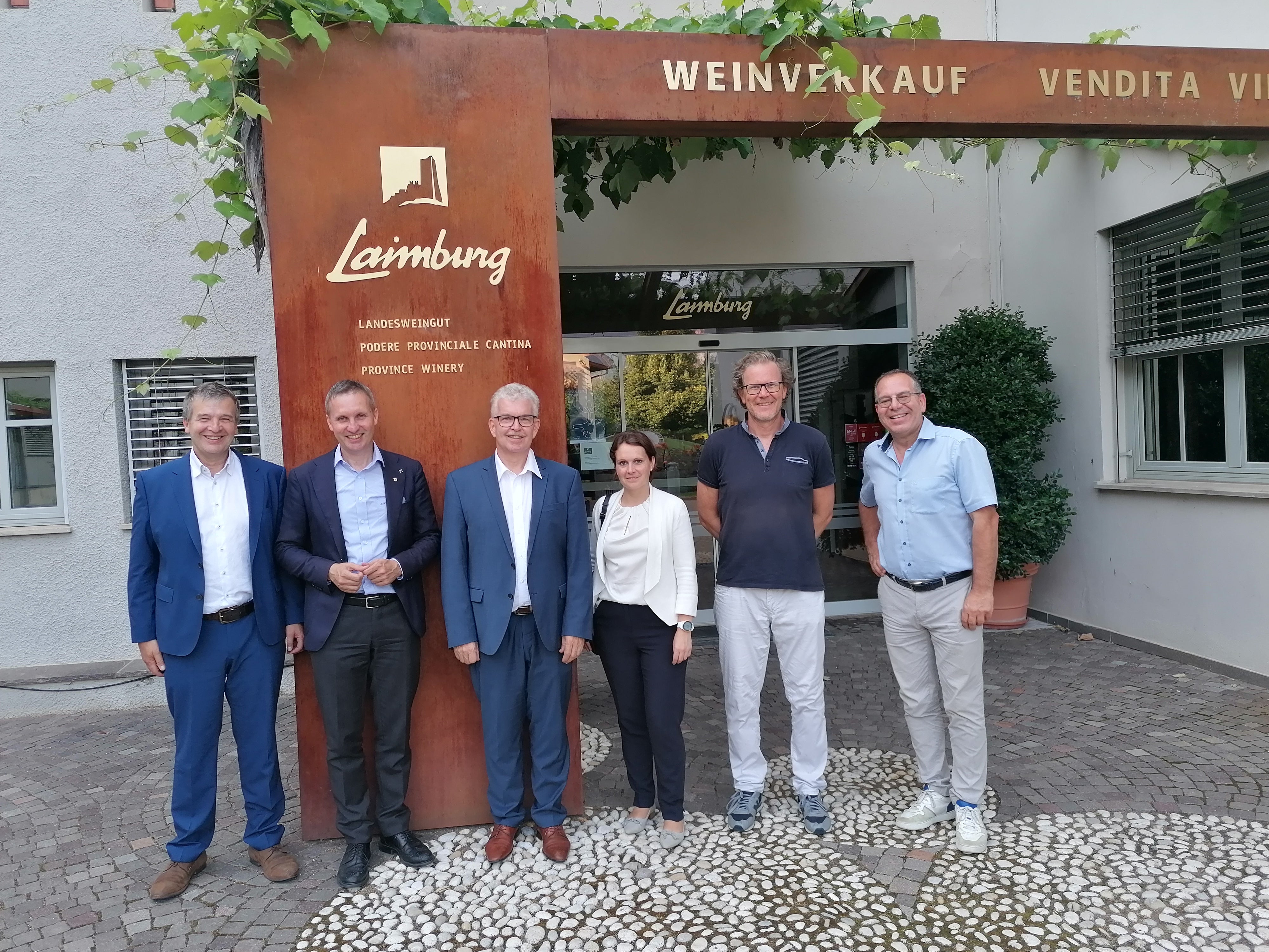 v.l.n.r. Anton Hübl (Landwirtschaftsministerium Bayern), Landesrat Luis Walcher, der Amtschef des bayrischen Landwirtschaftsministeriums Hubert Bittlmayer, Rebekka Kornder (Landwirtschaftsministerium Bayern), Walter Guerra (Laimburg) und Günther Pertoll (Laimburg) bei der Besichtigung des Versuchszentrums Laimburg in Pfatten. (Foto: LPA/Martin Pazeller)