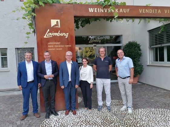 v.l.n.r. Anton Hübl (Landwirtschaftsministerium Bayern), Landesrat Luis Walcher, der Amtschef des bayrischen Landwirtschaftsministeriums Hubert Bittlmayer, Rebekka Kornder (Landwirtschaftsministerium Bayern), Walter Guerra (Laimburg) und Günther Pertoll (Laimburg) bei der Besichtigung des Versuchszentrums Laimburg in Pfatten. (Foto: LPA/Martin Pazeller)