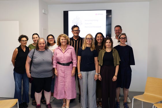 L’assessora provinciale Rosmarie Pamer (5ª da sinistra) e la direttrice d’Ufficio Paulmichl (5ª da destra) hanno fatto visita anche alla cooperativa sociale Co-Opera. Da 25 anni la cooperativa offre opportunità di lavoro nei settori delle pulizie, dei servizi di mensa e di assistenza in cucina e della lavanderia a donne svantaggiate sul mercato del lavoro. (Foto: USP/Hannes Wisthaler)