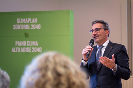 Die Ergebnisse des Klimabürgerrats werden in einem Abschlussdokument festgehalten und im September der Südtiroler Landesregierung vorgestellt. Es geht darum, ein Dokument zu schaffen, das die Gesetze, Pläne und künftigen politischen Entscheidungen beeinflussen kann, sagte Landeshauptmann Arno Kompatscher. (Foto: LPA/Fabio Brucculeri)