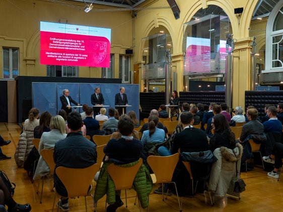 È stato inaugurato ieri sera a Palazzo Widmann, a Bolzano, il 15° corso attraverso il quale 60 giovani laureati potranno ottenere la qualifica di segretario o segretaria comunale (Foto: ASP/Fabio Brucculeri)