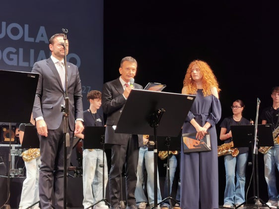 Storie di successo, con uno sguardo al futuro. La scuola italiana ha celebrato al Teatro Comunale l'avvio del nuovo anno: Nella foto (da destra) la moderatrice Chiara Sartori, il sovrintendente scolastico Vincenzo Gullotta e l'assessore provinciale all'Istruzione Marco Galateo. (Foto: Direzione Istruzione e Formazione italiana)