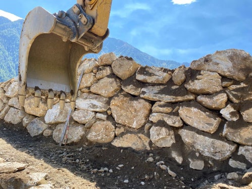 Der aus Zyklopensteinen gebaute Damm zum Schutz vor der Eberhöfer Lawine in Martell. (Foto: LPA/Noemi Prinoth)