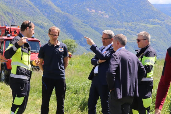 Landeshauptmann und Bevölkerungsschutzlandesrat Arno Kompatscher (Mitte) beim Übungstag auf dem Kaiserberg mit (von links) Kursleiter Felix Reggiani, dem Direktor der Agentur für Bevölkerungsschutz Klaus Unterweger, Berufsfeuerwehr-Kommandant Florian Alber, Forstwirtschaftslandesrat Luis Walcher (Foto: LPA/Maja Clara)