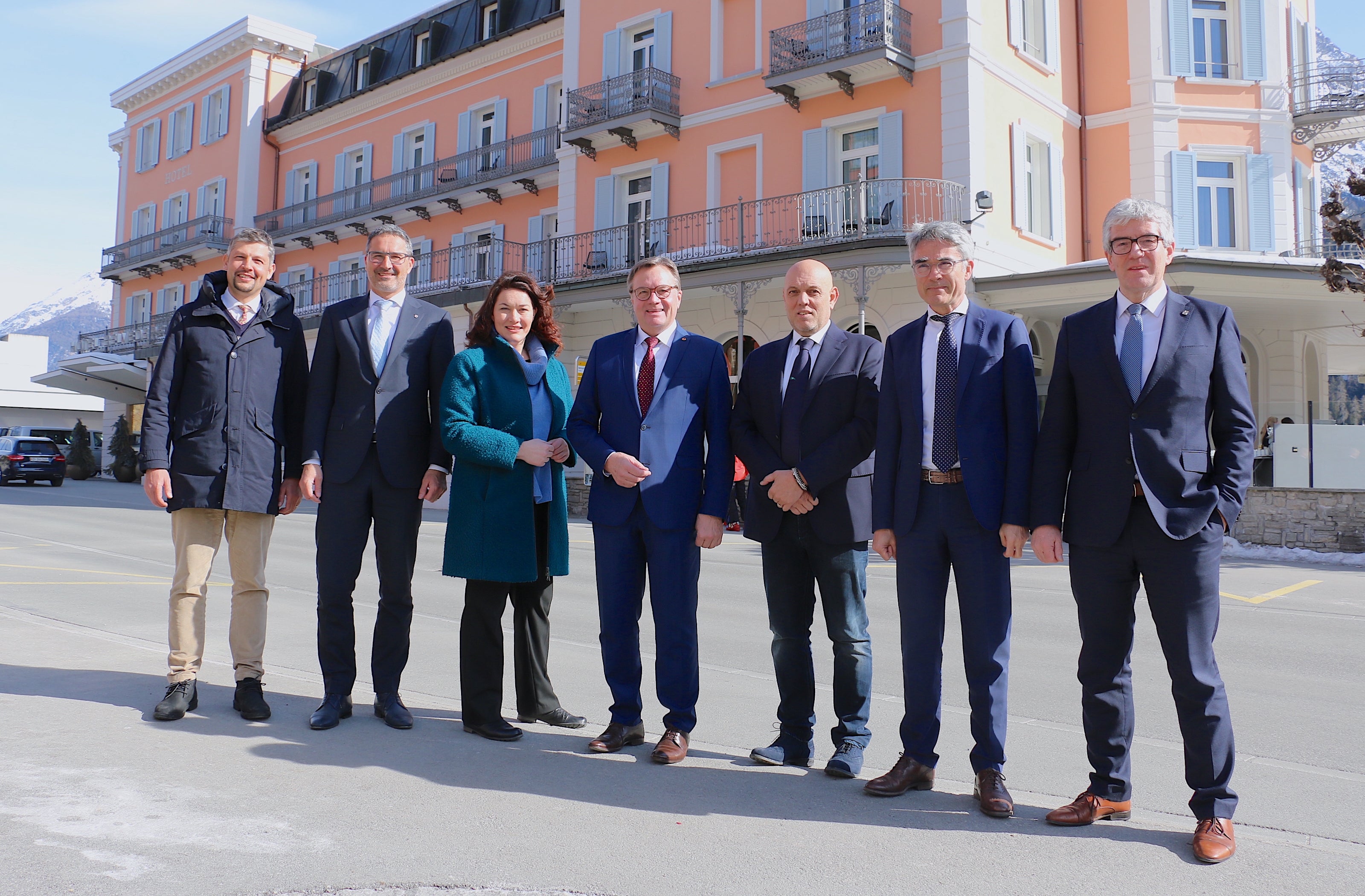 Einigten sich auf weitere Schritte mit Studien zur alpenquerenden Bahnmobilität: (v.l.) Daniel Alfreider, Arno Kompatscher, Ingrid Felipe, Günther Platter, Massimo Sartori, Mario Cavigelli, Jon Domenic Parolini. (Foto: LPA/Ingo Dejaco)