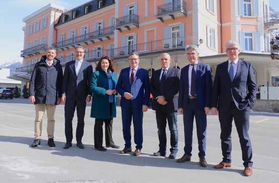 Einigten sich auf weitere Schritte mit Studien zur alpenquerenden Bahnmobilität: (v.l.) Daniel Alfreider, Arno Kompatscher, Ingrid Felipe, Günther Platter, Massimo Sartori, Mario Cavigelli, Jon Domenic Parolini. (Foto: LPA/Ingo Dejaco)