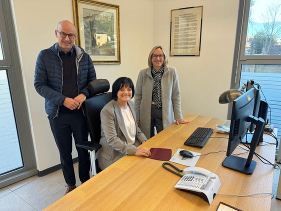 La nuova direttrice dell'Ispettorato del lavoro Petra Piffer alla sua scrivania affiancata dall'assessora al Lavoro Magdalena Amhof e dal direttore di Dipartimento Günther Burger (Foto: USP)