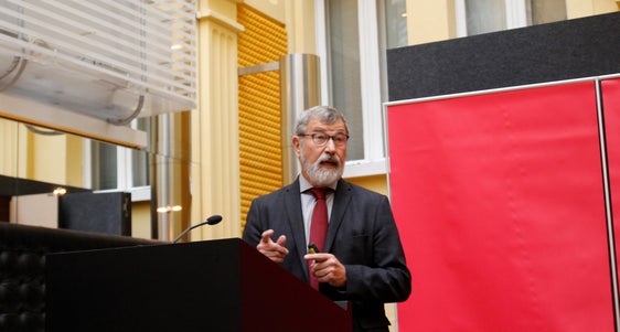 Professor Klaus Bös vom Institut für Sport- und Sportwissenschaft am Karlsruher Institut für Technologie stellte bei der heutigen Pressekonferenz die Ergebnisse der Südtiroler Studie Fitnessbarometer vor. (Foto: LPA/Verena Hilber)

 