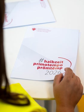 Dietro una rete stradale efficiente c'è il lavoro quotidiano di circa 480 collaboratrici e collaboratori, impegnati nella manutenzione, nel controllo e nello sviluppo della viabilità provinciale. Questo uno dei dati citati dall'assessore provinciale Alfreider nel corso della sua conferenza stampa #primotempo a metà legislatura. (Foto: USP/Fabio Brucculeri)
