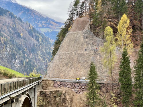 Damit die Straße ins Ultental während der Brückensanierung nicht gesperrt werden muss, wird der Verkehr umgeleitet. (Foto: LPA/Landesabteilung Tiefbau)