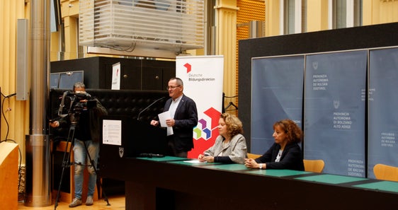 Gustav Tschenett, direttore del Dipartimento Istruzione e Formazione tedesca, ha sottolineato che il progetto di mobilità studentesca LISE verrà finanziato con circa quattro milioni di euro negli anni scolastici 2024/2025 e 2025/2026 (Foto: ASP/Verena Hilber)