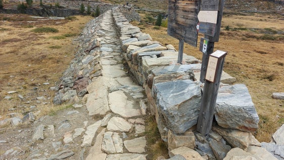 Die historische Mauer am Talschluss des Martelltals muss gesichert und saniert werden: Die Decksteine auf der Begleitmauer im Bild sind derzeit instabil und kippen. (Foto: LPA/Landesamt für Hydrologie und Stauanlagen)