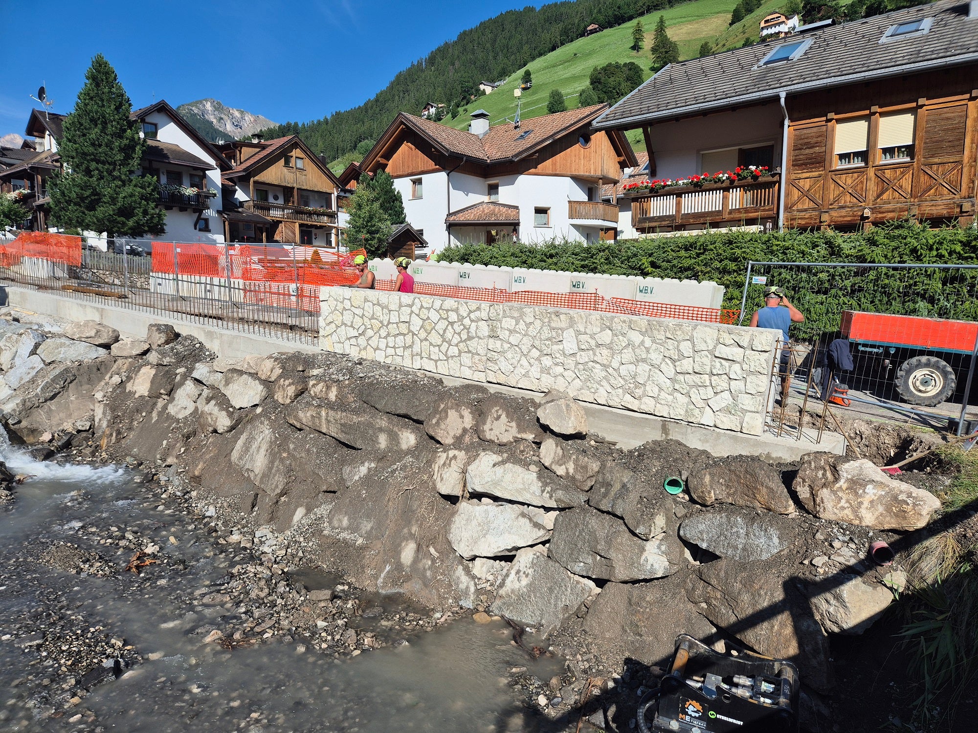 Auf der orografisch linken Seite des Seresbach in Campill/Lungiarü laufen die Arbeiten für eine rund 360 Meter lange Hochwasserschutzmauer. (Foto: LPA/Landesamt für Wildbach- und Lawinenverbauung Ost in der Agentur für Bevölkerungsschutz)