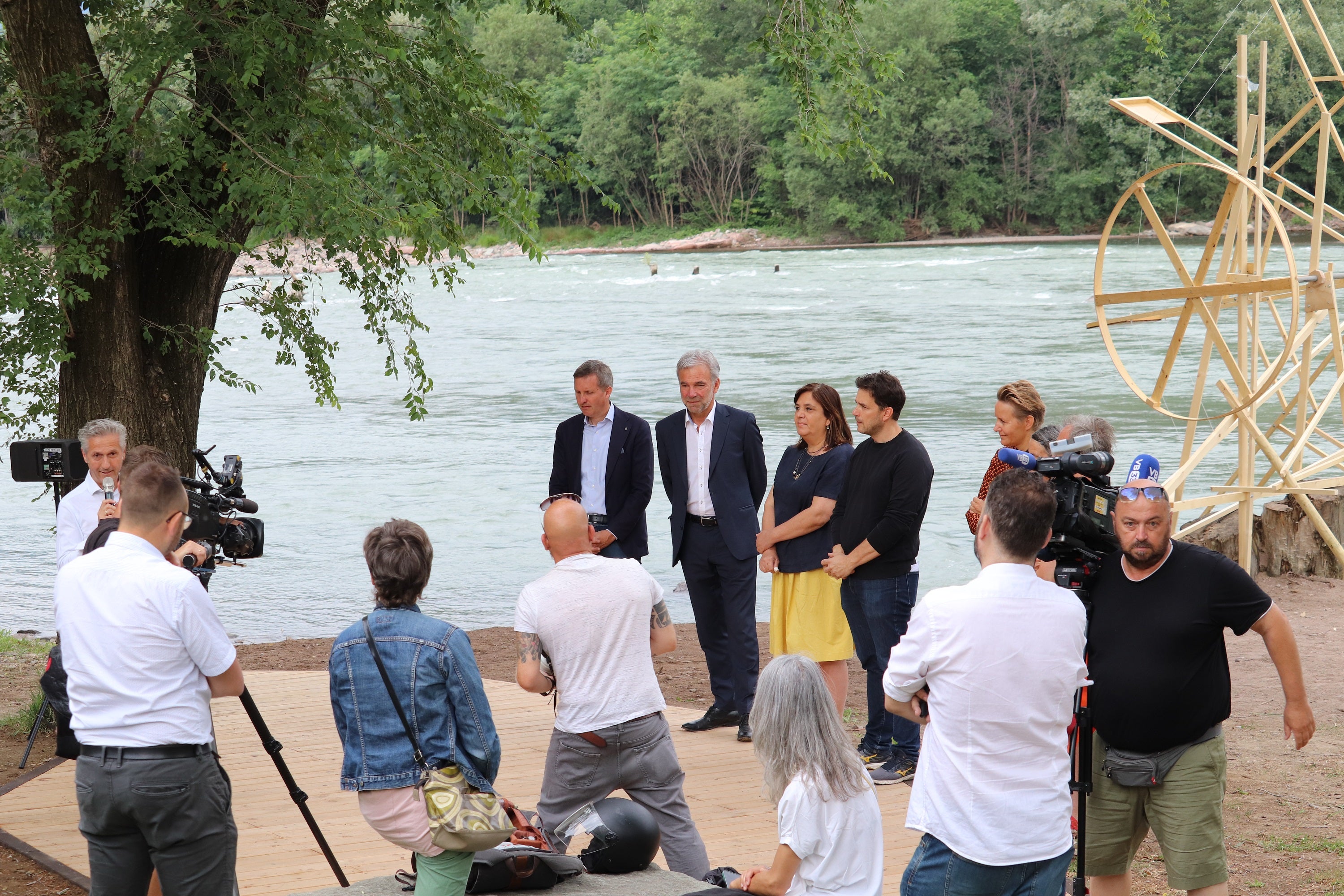 Die Menschen zum Wasser bringen: Das, sagte der stellvertretende Direktor des Funktionsbereichs Wildbachverbauung in der Agentur für Bevölkerungsschutz Peter Egger, sei ein wichtiges Anliegen. Heute wurde die von der Wildbachverbauung gestaltete Naherholungszone am linken Eisackufer südlich der Loretobrücke in Bozen eröffnet. (Foto: LPA/Maja Clara)