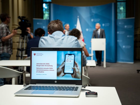 La riduzione della burocrazia è uno degli obiettivi principali del programma di Giunta. Il 29 maggio è stata presentata al Palazzo Widmann di Bolzano la seconda relazione sull’Amministrazione a misura di cittadino. Il documento fa il punto sulle misure già attuate e illustra i miglioramenti ancora in programma. (Foto: USP/Fabio Brucculeri)