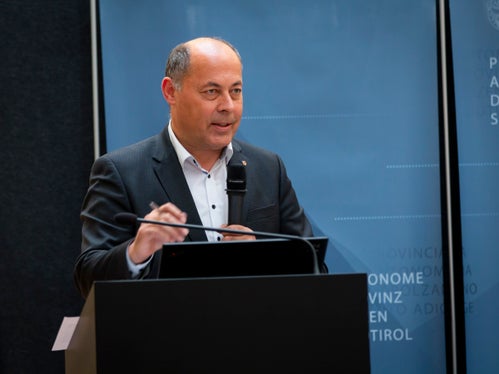 Der&nbsp;Direktor der Abteilung Personal,&nbsp;Albrecht Matzneller, stellte die Angebote der Südtiroler Landesverwaltung an ihre Mitarbeiter vor. (Foto: LPA/Fabio Brucculeri)