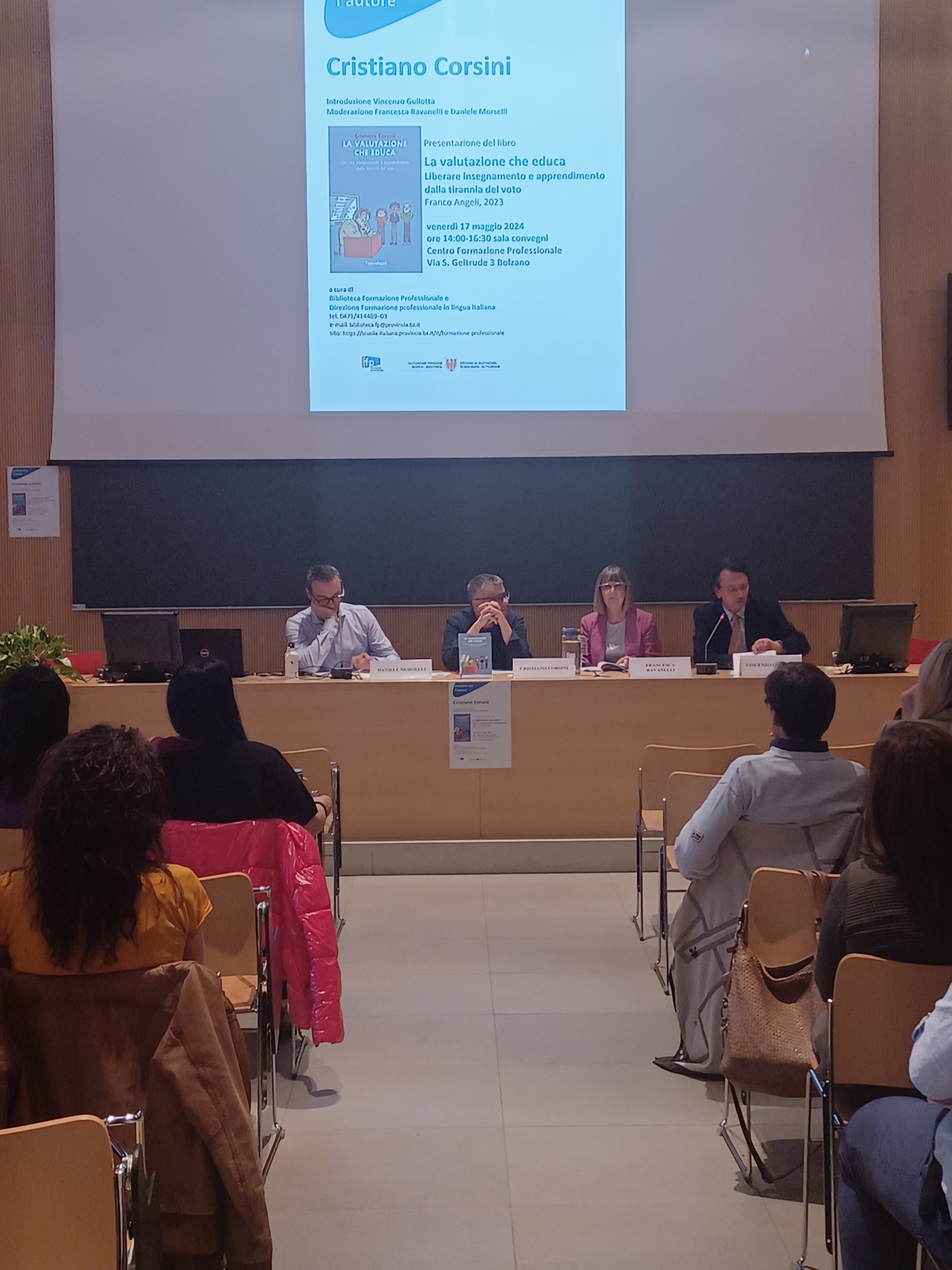 L'intervento del professor Cristiano Corsini al Centro di Formazione professionale di via Santa Geltrude. (Foto: ASP/Formazione professionale in lingua italiana)