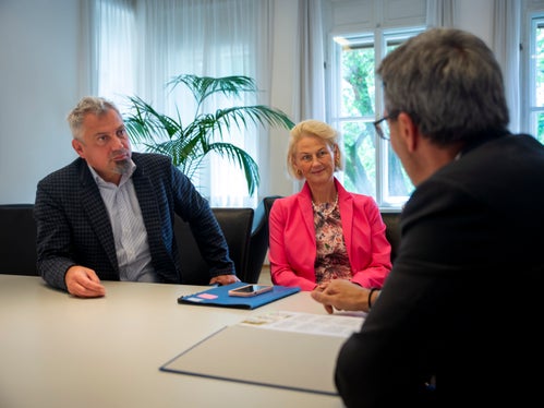 Momenti di confronto tra il direttore generale Alexander Steiner (da sinistra), la  rettrice Veronika Sexl e il presidente Arno Kompatscher (Foto: ASP/Fabio Brucculeri)
