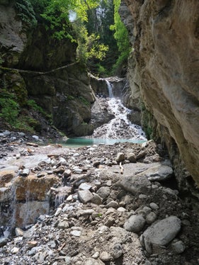 Das Landesamt für Wildbach- und Lawinenverbauung West hat umfassende Arbeiten zur Verstärkung des Hochwasserschutzes im Mittellauf des Laaserbachs in der Gemeinde Laas abgeschlossen. (Foto: LPA/Landesamt für Wildbach- und Lawinenverbauung West)