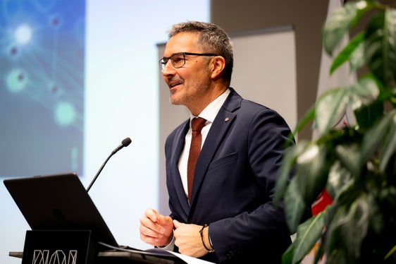 Questi premi sono non solo un riconoscimento per il loro lavoro, ma vogliono anche essere un segno del nostro investimento nella ricerca in Alto Adige, ha detto il presidente Arno Kompatscher. (Foto: ASP/Manuela Tessaro)