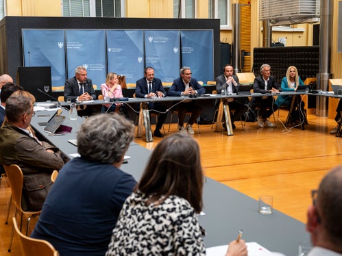 Generaldirektor Alexander Steiner (im Bild von links), Personallandesrätin Magdalena Amhof, der italienische Bildungslandesrat Marco Galateo, Landeshauptmann Arno Kompatscher, der Landesrat für deutsche Bildung, Philipp Achammer, sowie Hermann Troger, der Vorsitzende der Agentur für die Kollektivvertragsverhandlungen und Brunhild Pircher (ebenfalls von der Agentur). (Foto: LPA/Fabio Brucculeri)