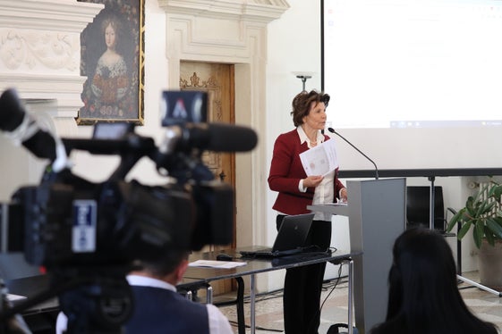 Auf gelungene Zusammenarbeit bei der Erstellung des Handbuchs Kulturgüterschutz hingewiesen: die Landesrätin für Denkmalpflege Maria Hochgruber Kuenzer (Foto: LPA/Maja Clara)