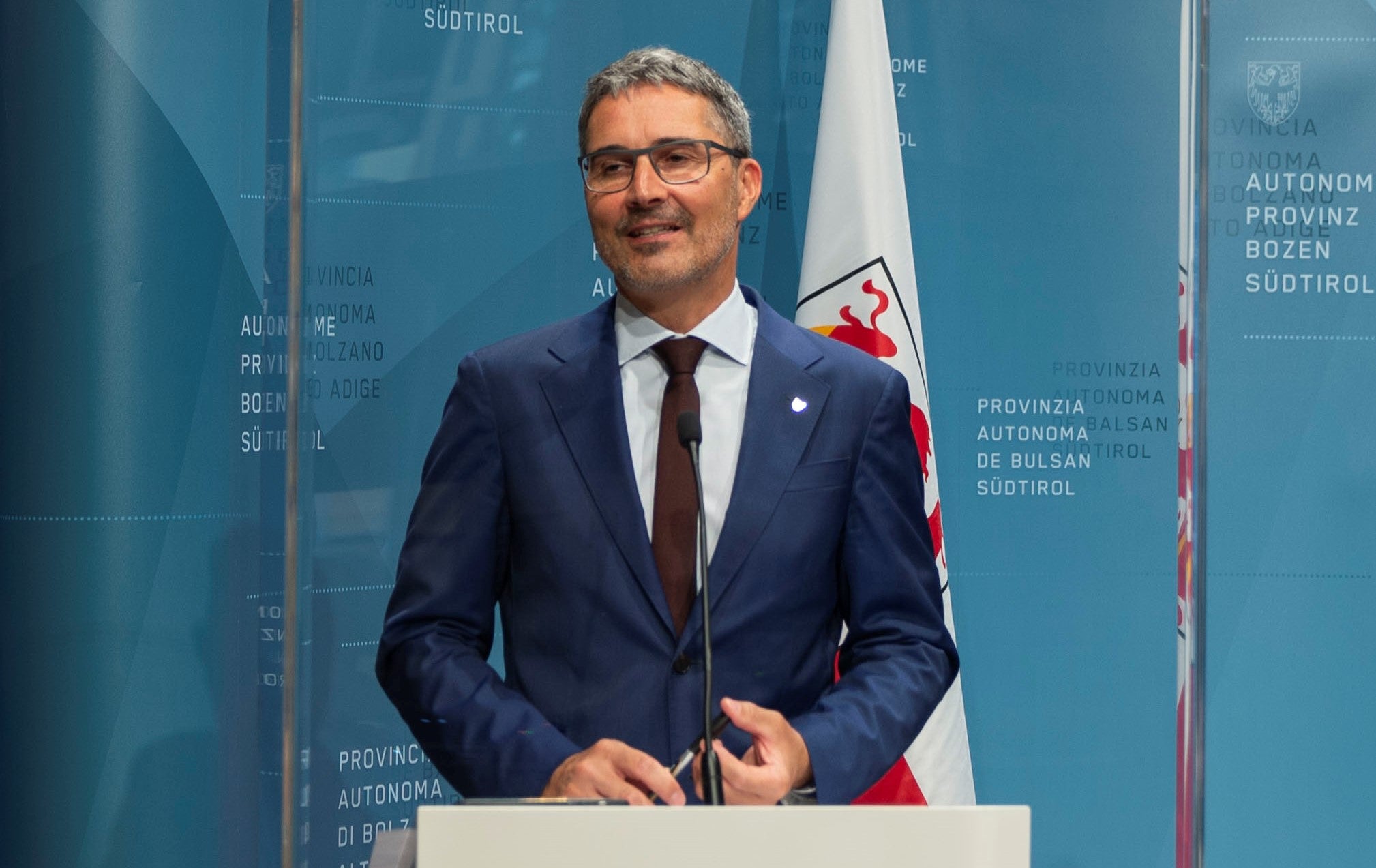 Neben einer umfangreichen Tagesordnung hat sich die Landesregierung auch heute mit der Corona- und Impfsituation beschäftigt, im Bild LH Kompatscher bei der heutigen Dienstagspressekonferenz (Foto: LPA/Brucculeri)