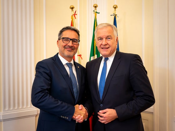 Una stretta di mano per ribadire un legame storico, linguistico, culturale: da sinistra il presidente della Provincia autonoma di Bolzano, Arno Kompatscher, e l'ambasciatore d'Austria in Italia designato, Martin Eichtinger (Foto: USP/Fabio Brucculeri)