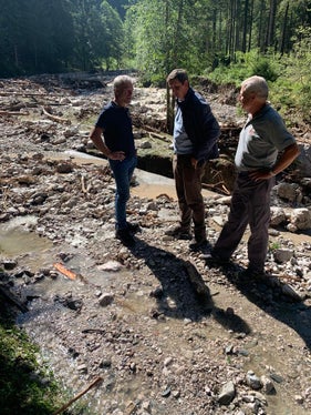 Lokalaugenschein im Furkelbach in der Gemeinde Olang (von links): Bevölkerungsschutzlandesrat Arnold Schuler, Bürgermeister Georg Reden, Feuerwehrenverbandspräsident Wolfram Gapp (Foto: LPA/Agentur für Bevölkerungsschutz)