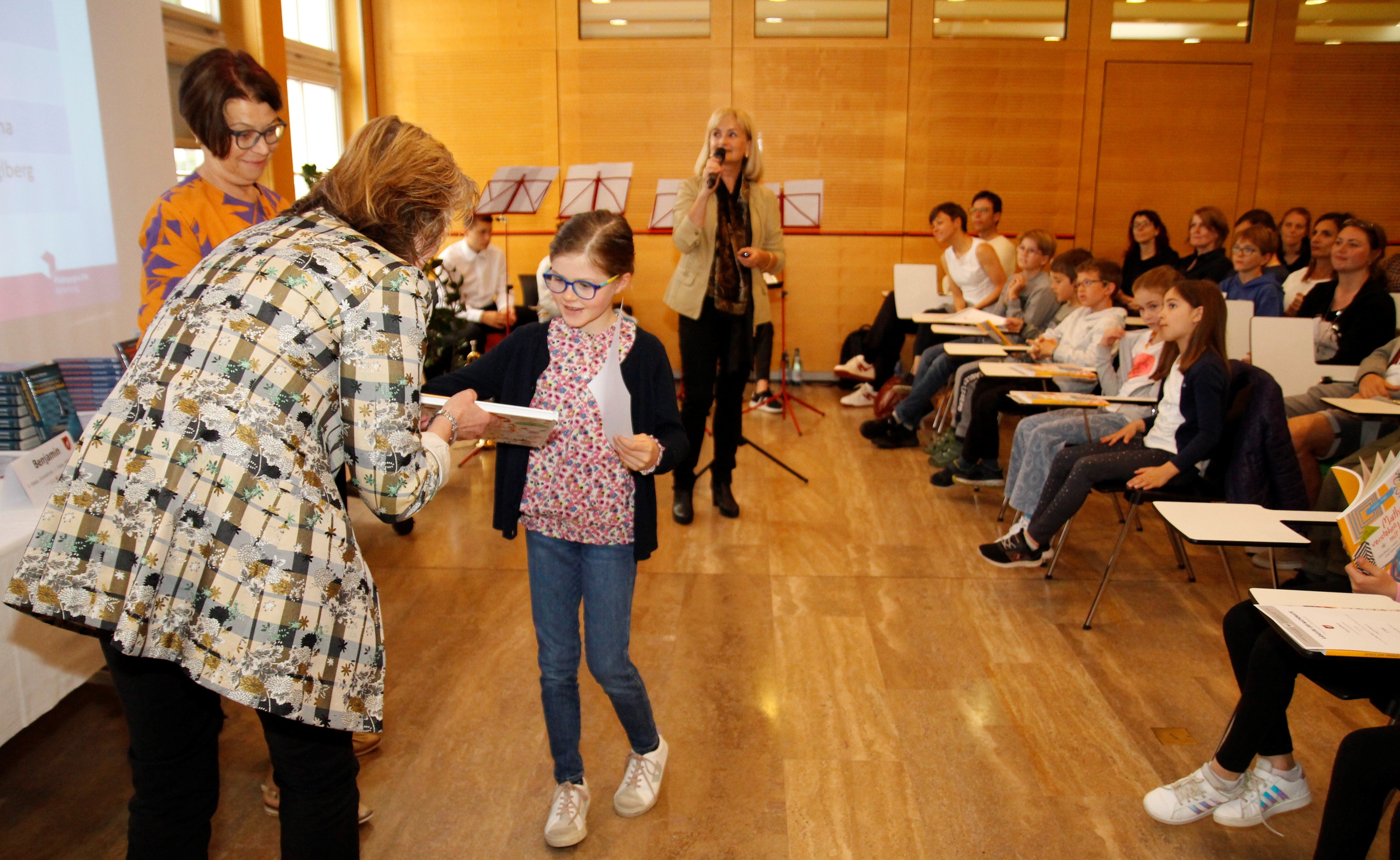 Prämierung des Schülerwettbewerbs Känguru der Mathematik: Insgesamt 78 Schülerinnen und Schüler aus 32 Schuldirektionen erhielten heute eine Auszeichnung. (Foto: LPA/Verena Hilber)