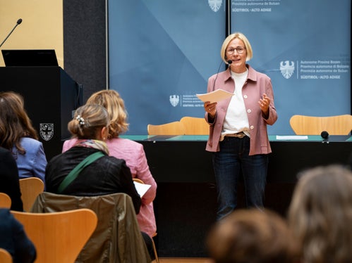 Astrid Wiest ha sottolineato in apertura che l'integrazione riguarda grandi questioni sociali. La direttrice dell'Ufficio per la Tutela dei minori e l'inclusione sociale ha moderato il convegno. (Foto: USP/Fabio Brucculeri)