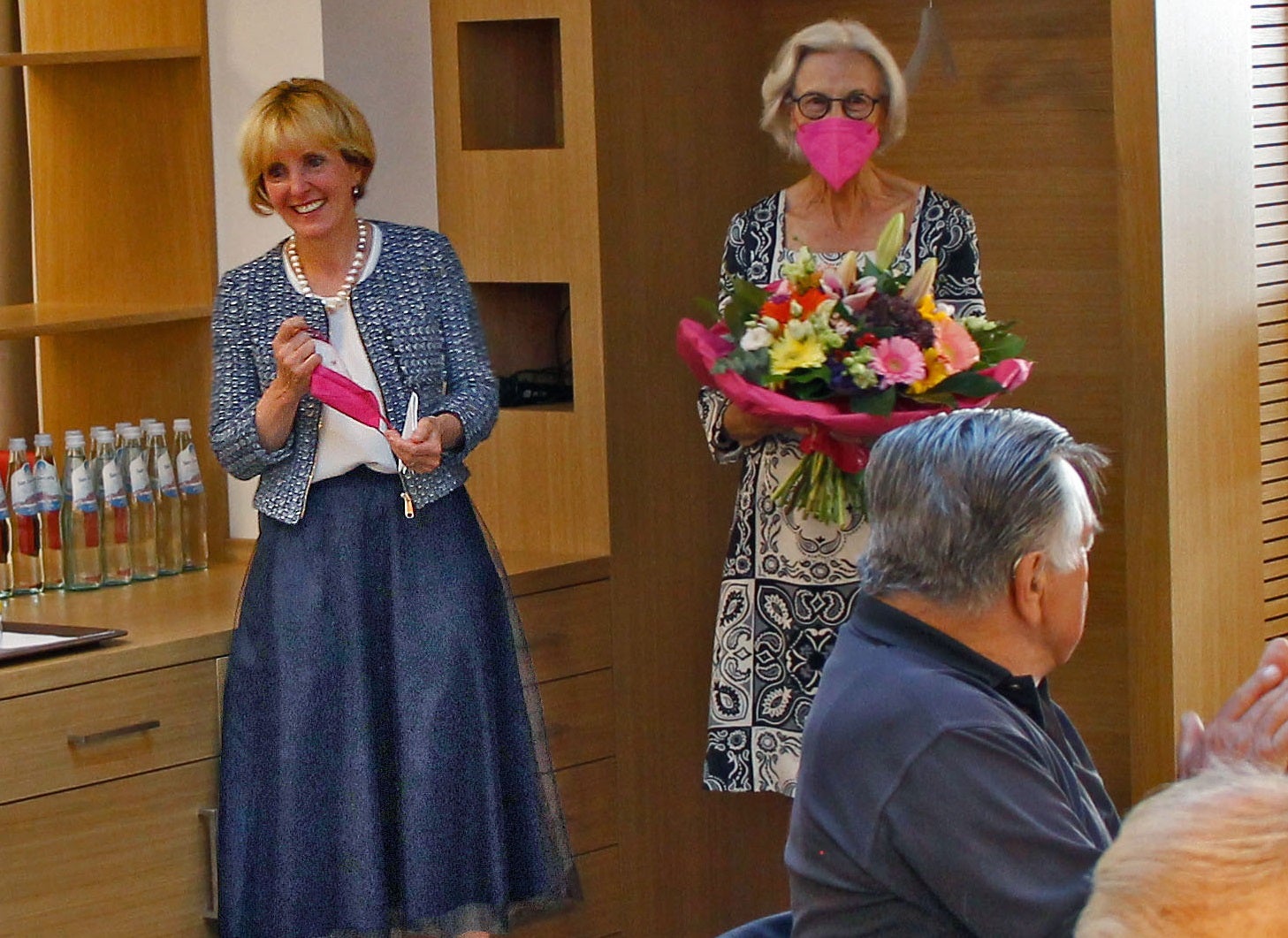 L'assessora Waltraud Deeg assieme a Cristina Gianotti in occasione della Giornata degli anziani 2021. Cristina Gianotti ha presieduto la Consulta degli anziani di Brunico dal 1999 al 2021. (Foto: ASP/Hannes Wisthaler)