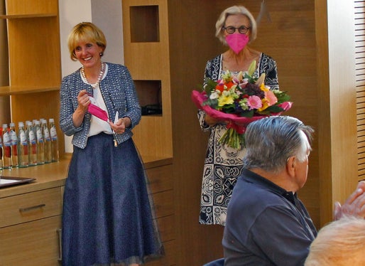 L'assessora Waltraud Deeg assieme a Cristina Gianotti in occasione della Giornata degli anziani 2021. Cristina Gianotti ha presieduto la Consulta degli anziani di Brunico dal 1999 al 2021. (Foto: ASP/Hannes Wisthaler)