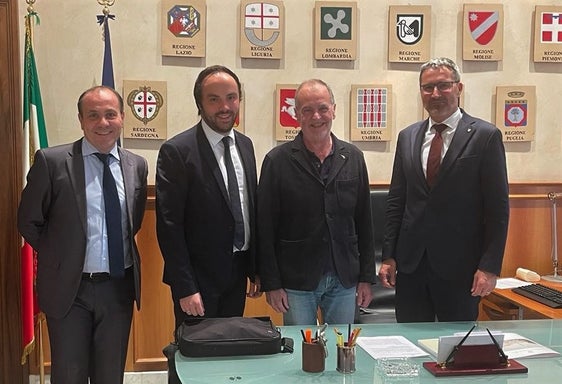 Le norme di attuazione e la valutazione sullo stato dell’Autonomia dell’Alto Adige. Questi i temi al centro dell'incontro odierno a Roma tra il ministro per gli Affari regionali e le Autonomie, Roberto Calderoli (nella foto il secondo da destra), il presidente altoatesino Arno Kompatscher (primo da destra) e gli assessori Giuliano Vettorato (primo da sinistra) e Philipp Achammer (secondo da sinistra) (Foto: ASP)