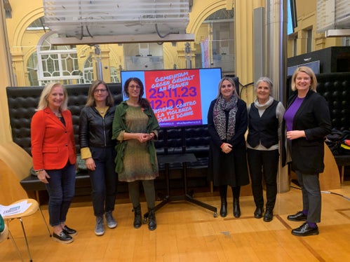 Die Referentinnen und die Organisatorinnen der Tagung (v.l.): Sandra Bortolin, Anita Rossi, Birgit Wolf, Ulrike Oberhammer, Moderatorin Renate Mumelter und Alessandra Saletti (es fehlt Elisabeth Tauber). (Foto: LPA/Astrid Pichler)