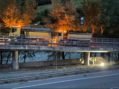 Nach einem genauen Plan werden jedes Jahr die Brücken auf den Landes- und Staatsstraßen überprüft, und zwar vorwiegend in den Nachtstunden, um Beeinträchtigungen für den Verkehr zu vermeiden. Diesmal waren die Brücken auf der Brennerstaatsstraße im Eisacktal (im Bild) an der Reihe. (Foto: LPA/Landesabteilung Tiefbau)