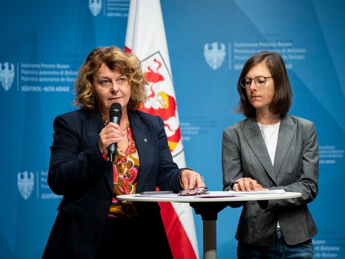 SI tratta di dare voce alle vittime e di rompere il silenzio“, ha affermato l'assessora Rosmarie Pamer (nella foto con la ricercatrice Julia Ganterer). (Foto: USP/Fabio Brucculeri)
