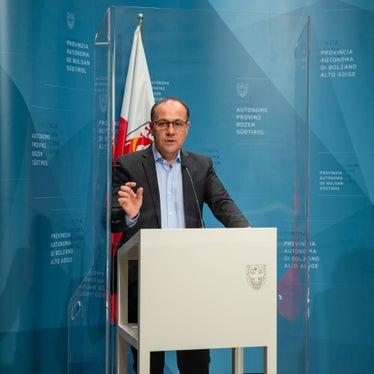 LR Vettorato in der Pressekonferenz nach Sitzung der Landesregierung: Die Bewertung durch die Experten ist eine wichtige Etappe im Klimaplan-Update. (Foto: LPA/Fabio Brucculeri)