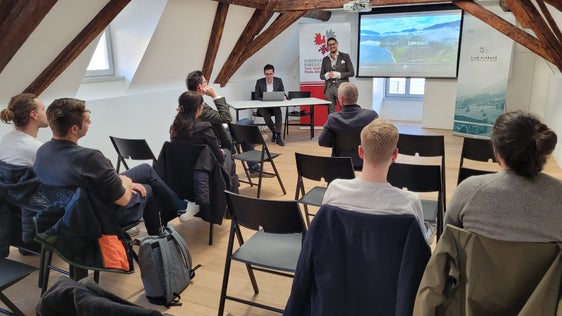 Simon Mariacher, presidente del Club Alpbach Südtirol Alto Adige, e Thomas Ludwig, membro del consiglio direttivo, alla presentazione di giovedì 16 marzo (Foto: Euregio/Armin Gluderer)