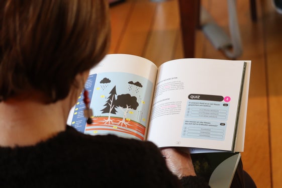 Über die Schulen wurden bereits 9000 Hefte von Kennst du deine Heimat? - Der Wald in Südtirol verteilt. Weitere 5000 Exemplare sind in den forstlichen Dienststellen, Bibliotheken und Filialen der Südtiroler Sparkasse erhältlich. Eine Teilnahme am Quiz ist auch online möglich. (Foto: LPA/Maja Clara)