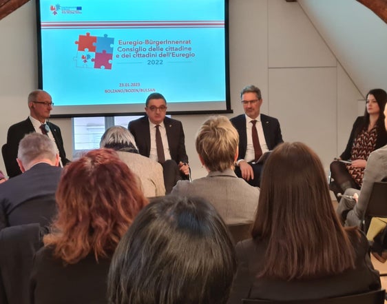 I delegati del Consiglio delle cittadine e dei cittadini dell'Euregio hanno presentato le loro proposte ai presidenti dei tre territori dell'Euregio Anton Mattle, Maurizio Fugatti e Arno Kompatscher (Foto: ASP/Silvia Meacci)