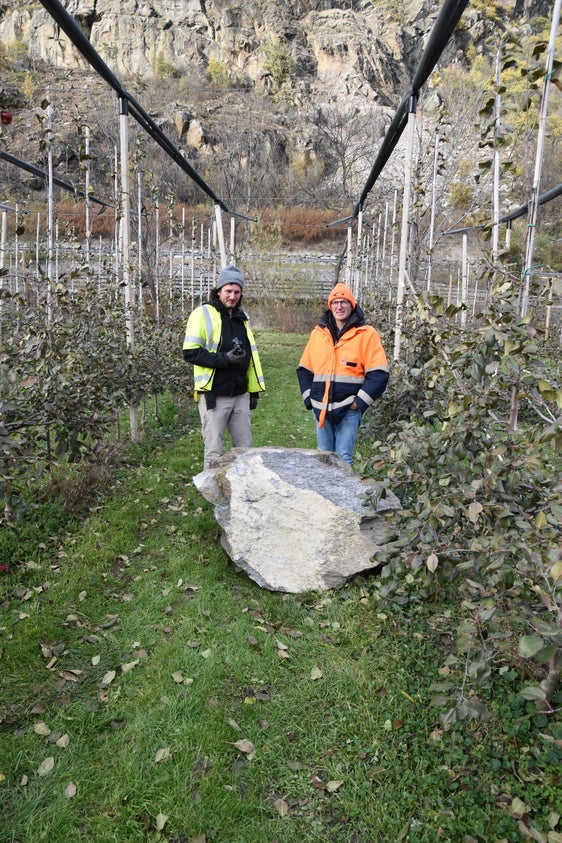 Gemeinsame Organisation und Koordination: David Mosna vom Landesamt für Geologie und Baustoffprüfung (links) und der Direktor des Landesstraßendienstes Vinschgau Stephan Bauer vor einem Felsbrocken nach der Sprengung (Foto: LPA/Landesamt für Geologie und Baustoffprüfung)