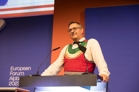 Il sindaco di Alpbach, Markus Bischofer, ha dato il benvenuto ai presenti nel paese dei pensatori. (Foto: Land Tirol/Sedlak)