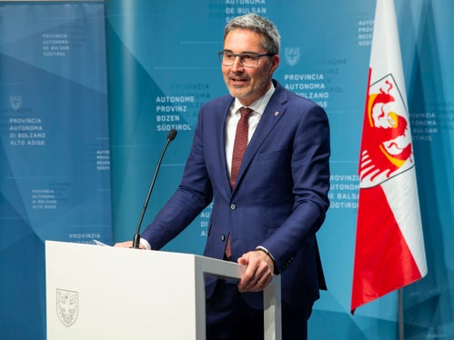 In qualità di datore di lavoro pubblico, non solo abbiamo l'obbligo, ma ci sforziamo di assumere persone con esigenze particolari, ha dichiarato oggi il presidente Kompatscher (Foto: ASP/Fabio Brucculeri)